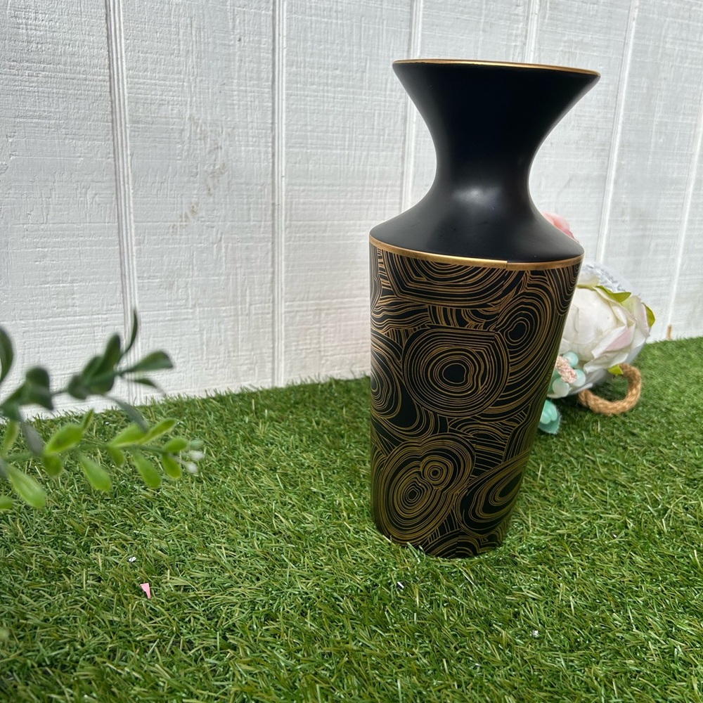 JONATHAN ADLER
MALACHITE BLACK & GOLD FUTURA VASE BLACK AND GOLD VASE
$250 NEW - Picture 10 of 16